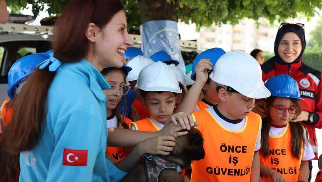 İŞ SAĞLIĞI VE GÜVENLIĞI HAFTASI ETKINLIKLERI HÜSNÜ ZÜBER İLKOKULU'NDA YAPILDI