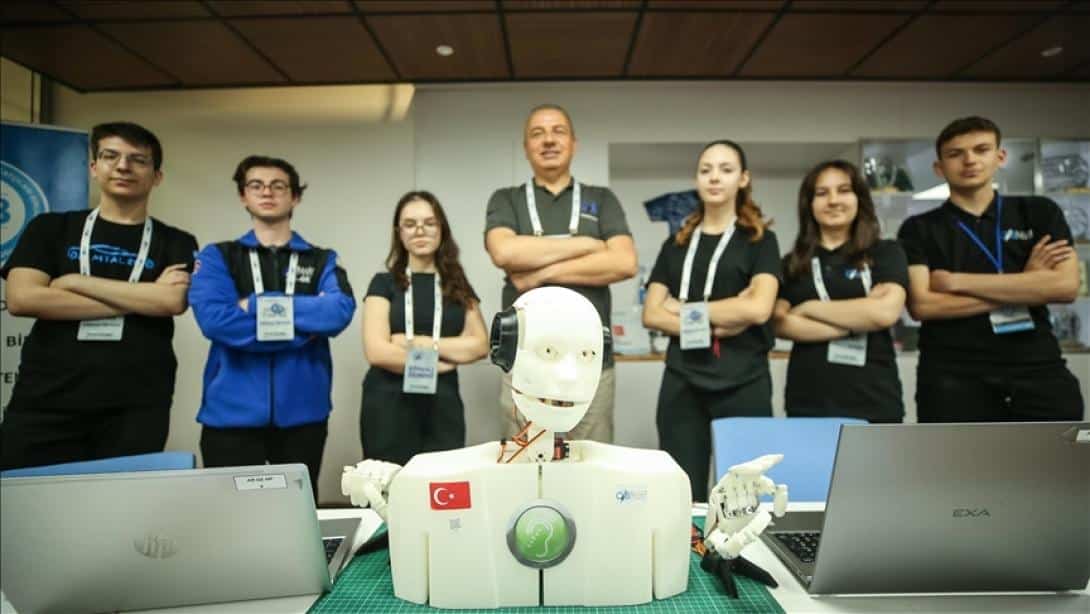 OTOMOTİV LİSESİ ÖĞRENCİLERİ İŞARET DİLİ BİLEN İNSANSI ROBOT GELİŞTİRDİ